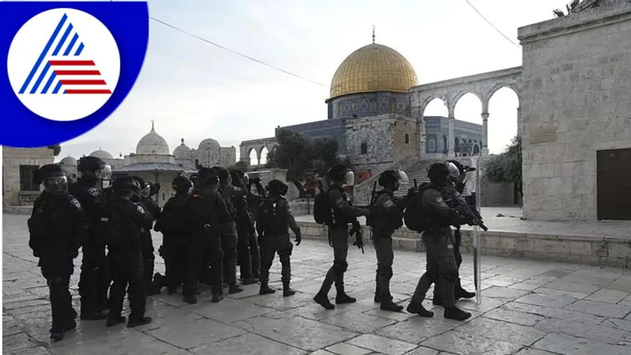 ಪ್ಯಾಲೆಸ್ತೇನಿಯನ್ನರ ಕಲ್ಲುತೂರಾಟ, ಜೆರುಸಲೇಂನ ಮಸೀದಿಗೆ ನುಗ್ಗಿದ ಇಸ್ರೇಲ್ ಪೊಲೀಸ್! ಪ್ಯಾಲೆಸ್ತೇನಿಯನ್ನರ ಕಲ್ಲುತೂರಾಟ, ಜೆರುಸಲೇಂನ ಮಸೀದಿಗೆ ನುಗ್ಗಿದ ಇಸ್ರೇಲ್ ಪೊಲೀಸ್!
