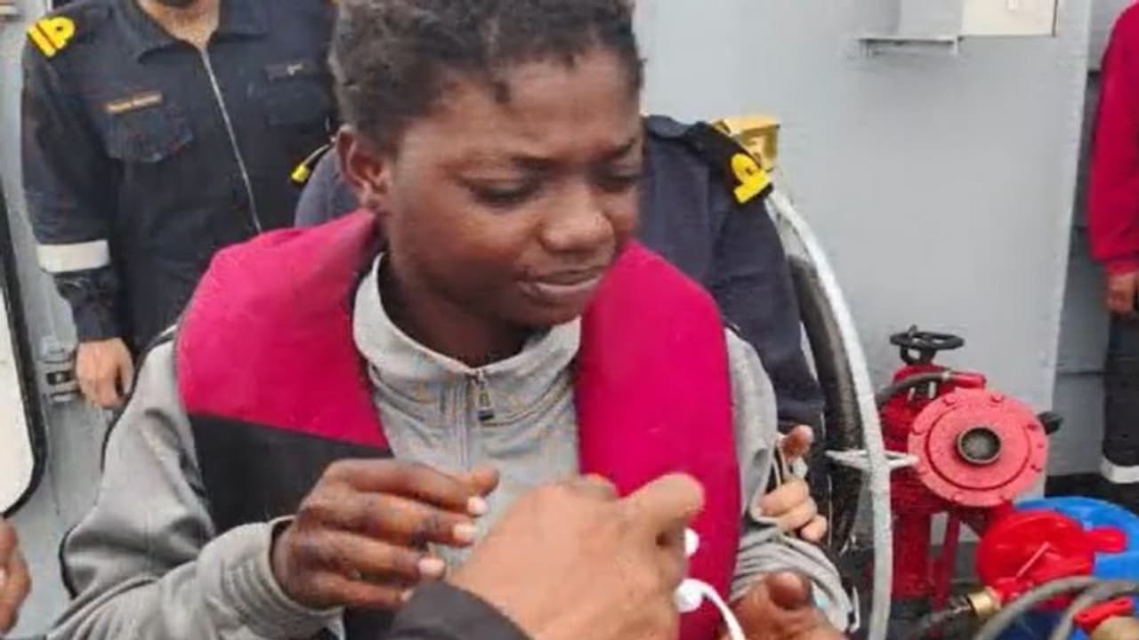 बीच समुद्र में खतरे में थी सेशल्स कोस्टल गार्ड की महिला मेंबर की जान, देवदूत बनकर पहुंचे इंडियन नेवी के जवान बीच समुद्र में खतरे में थी सेशल्स कोस्टल गार्ड की महिला मेंबर की जान, देवदूत बनकर पहुंचे इंडियन नेवी के जवान