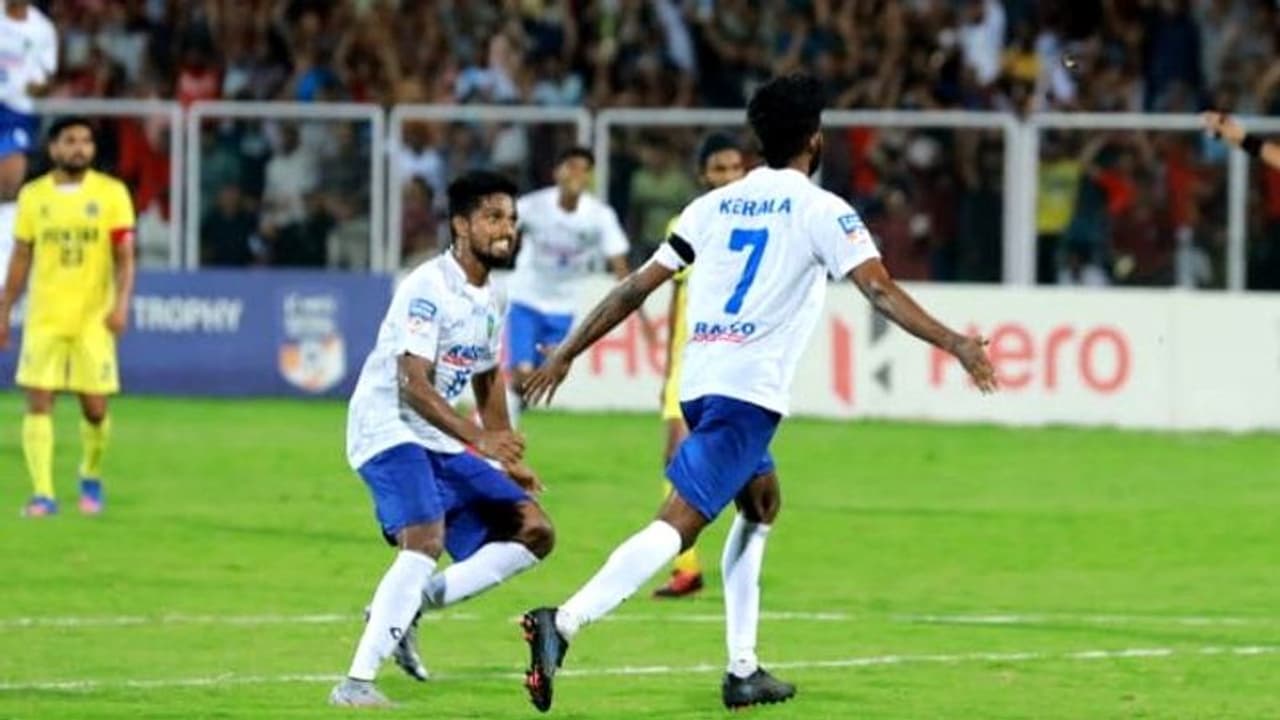 Santosh Trophy : ഫൈനല് ലക്ഷ്യമിട്ട് കേരളം ഇന്നിറങ്ങുന്നു; മറുവശത്ത് മലയാളി കോച്ചും താരങ്ങളുമടങ്ങിയ കര്ണാടക Santosh Trophy : ഫൈനല് ലക്ഷ്യമിട്ട് കേരളം ഇന്നിറങ്ങുന്നു; മറുവശത്ത് മലയാളി കോച്ചും താരങ്ങളുമടങ്ങിയ കര്ണാടക