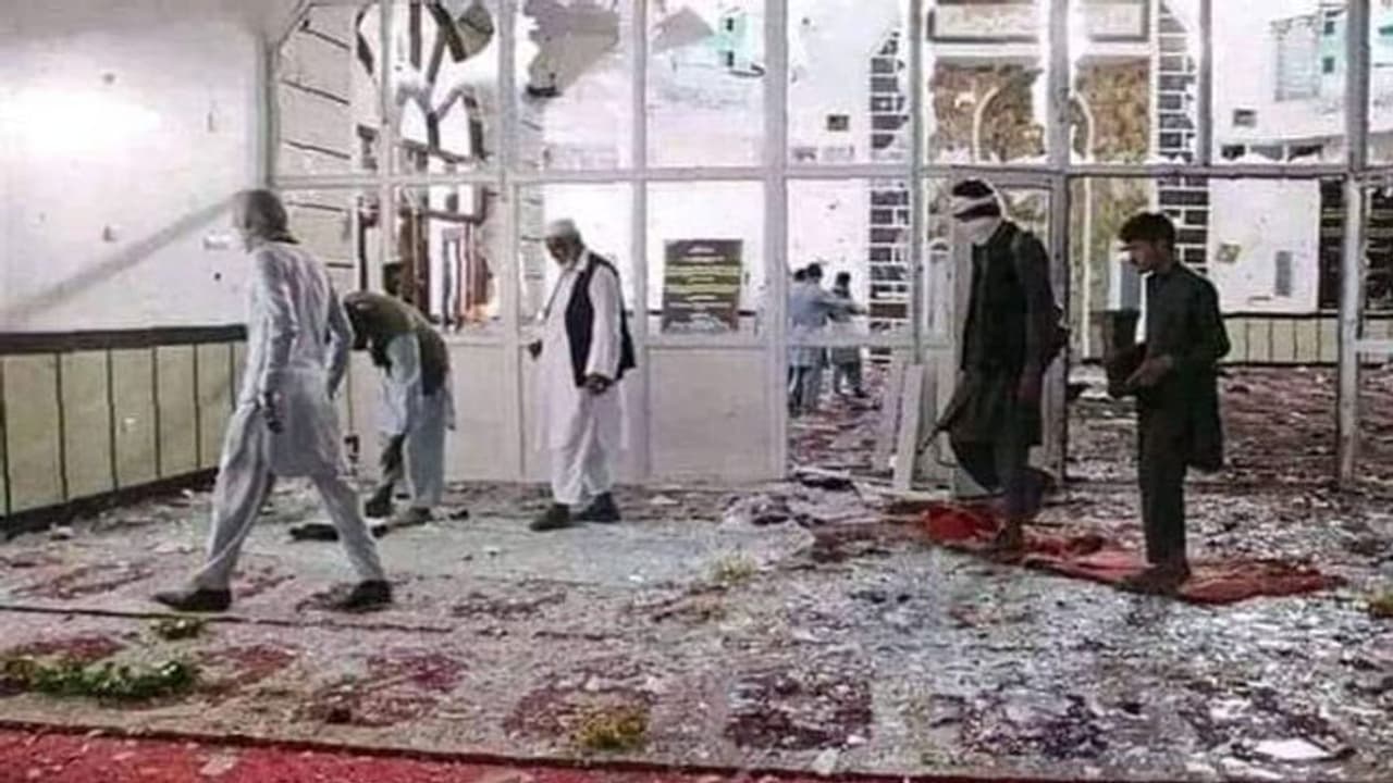 Afghanistan: ప్రార్థన సమయంలో మసీదుపై బాంబు దాడి.. చిన్నారులతో సహా 33 మంది మృతి.. పలువురికి గాయాలు Afghanistan: ప్రార్థన సమయంలో మసీదుపై బాంబు దాడి.. చిన్నారులతో సహా 33 మంది మృతి.. పలువురికి గాయాలు