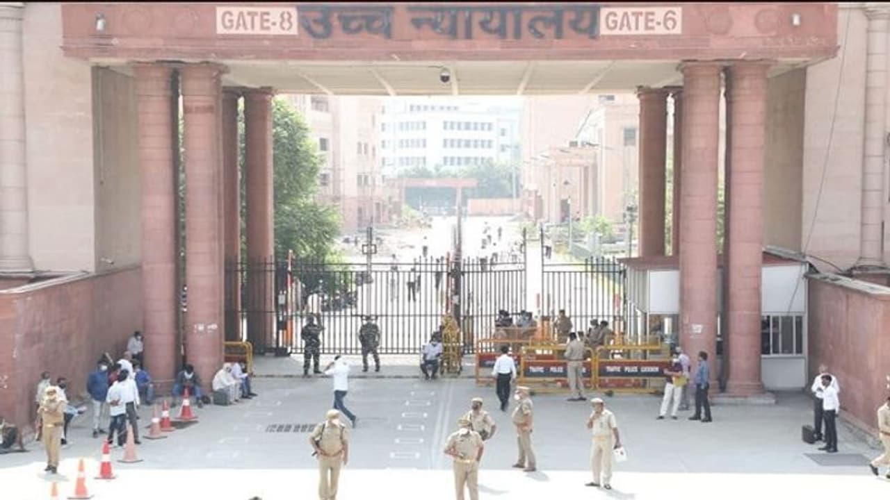 अफसरशाही पर हाईकोर्ट की नाराजगी, कहा समाज के आखिरी व्यक्ति के प्रति अधिकारी लापरवाह, जानिए क्या था पूरा मामला अफसरशाही पर हाईकोर्ट की नाराजगी, कहा समाज के आखिरी व्यक्ति के प्रति अधिकारी लापरवाह, जानिए क्या था पूरा मामला