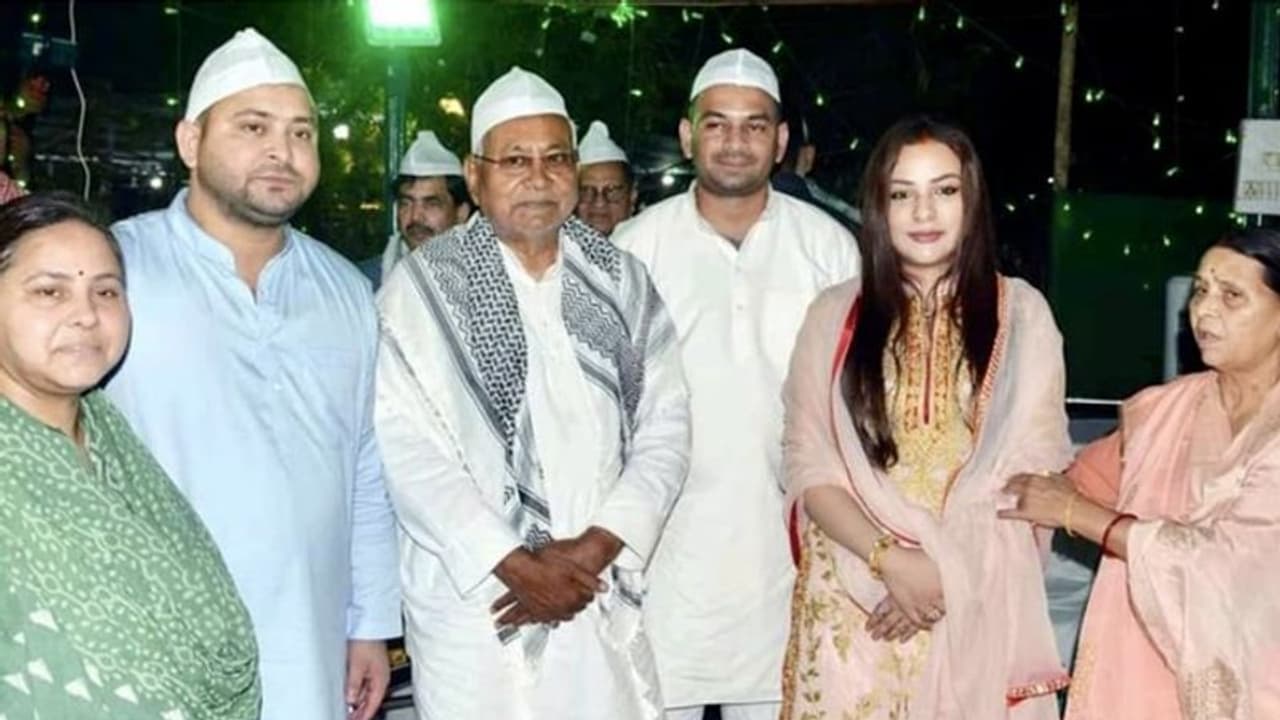 राबड़ी की इफ्तार पार्टी: पढ़िए कुछ दिन पुराने tweets, जब 'यादव बंधु' ने नीतीश कुमार की सरकार को निकम्मा कहा था राबड़ी की इफ्तार पार्टी: पढ़िए कुछ दिन पुराने tweets, जब 'यादव बंधु' ने नीतीश कुमार की सरकार को निकम्मा कहा था