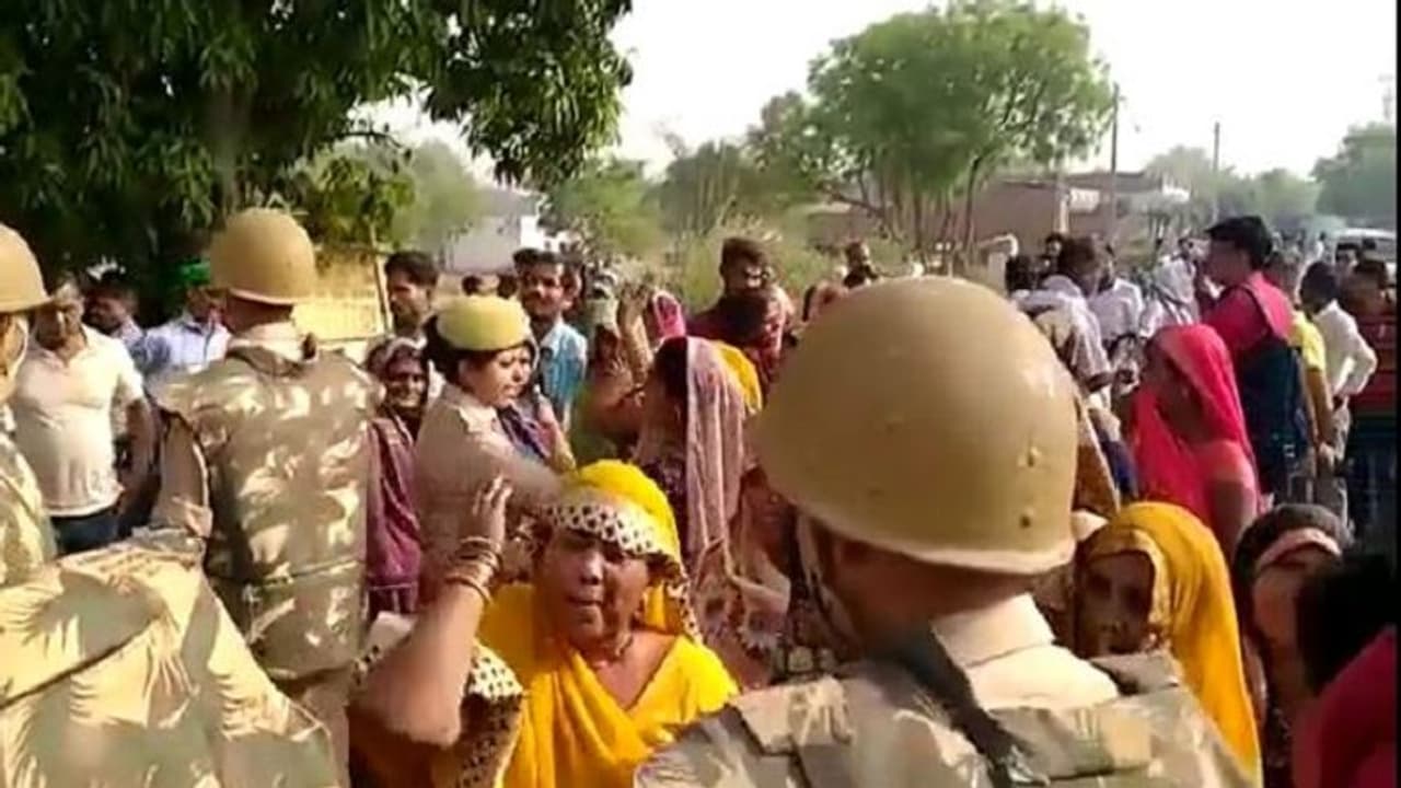 प्रयागराज सामूहिक हत्याकांड: इकलौते बचे सदस्य ने पत्नी के प्रेमी पर जताई शंका, सीएम से करना चाहते हैं मुलाकात प्रयागराज सामूहिक हत्याकांड: इकलौते बचे सदस्य ने पत्नी के प्रेमी पर जताई शंका, सीएम से करना चाहते हैं मुलाकात