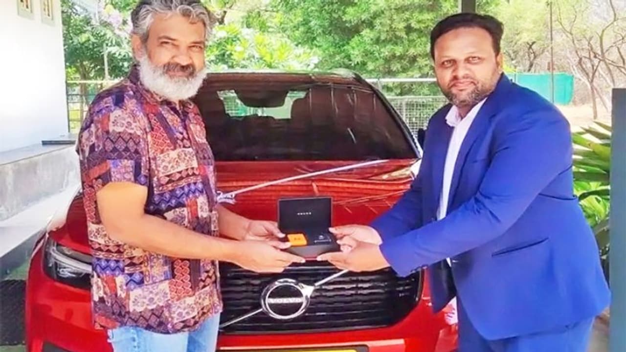 RRR के डायरेक्टर राजामौली ने खरीदी वॉल्वो की लग्जरी कार, कीमत इतनी कि आम आदमी खरीद ले घर RRR के डायरेक्टर राजामौली ने खरीदी वॉल्वो की लग्जरी कार, कीमत इतनी कि आम आदमी खरीद ले घर