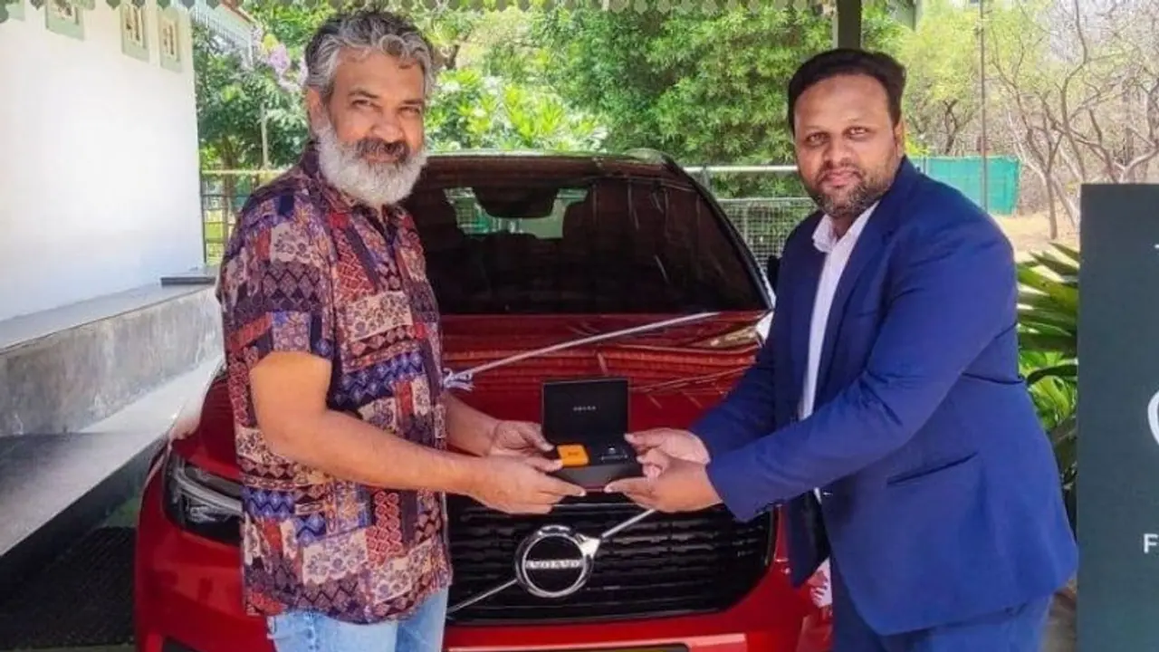 Rajamouli new car:ఆర్ఆర్ఆర్ డైరెక్టర్ కొత్త లగ్జరీ ఎస్యూవి కార్.. దీని ఫీచర్లు, స్పెషాలిటీ ఎంతో తెలుసా..? Rajamouli new car:ఆర్ఆర్ఆర్ డైరెక్టర్ కొత్త లగ్జరీ ఎస్యూవి కార్.. దీని ఫీచర్లు, స్పెషాలిటీ ఎంతో తెలుసా..?