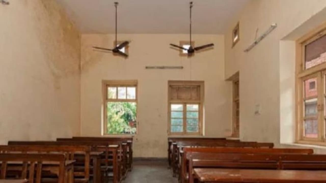 Girl Students: బదిలీ కోపంతో.. బాలికలను బంధించిన టీచర్లు ! Girl Students: బదిలీ కోపంతో.. బాలికలను బంధించిన టీచర్లు !