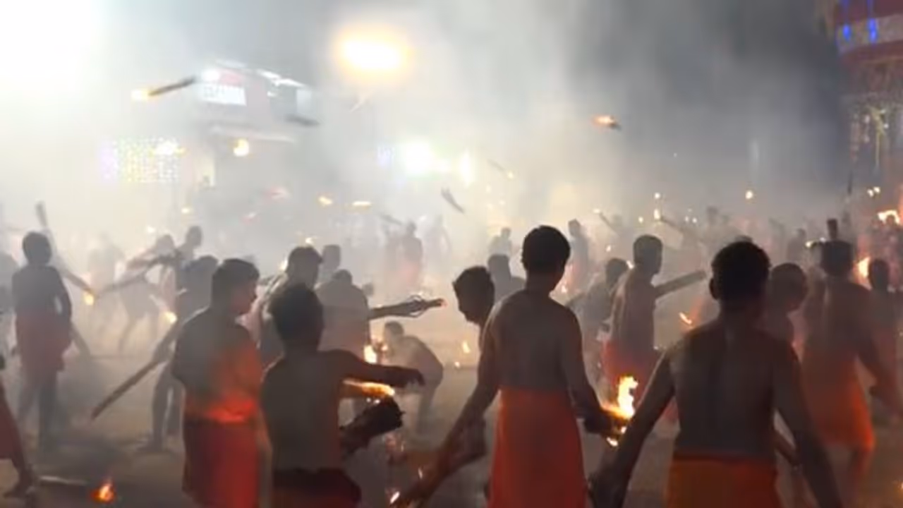 মা দুর্গাকে প্রসন্ন করার জন্য একে অপরের দিকে ছোঁড়া হয় আগুন, জেনে নিন প্রাচীণ এই রীতি সম্পর্কে মা দুর্গাকে প্রসন্ন করার জন্য একে অপরের দিকে ছোঁড়া হয় আগুন, জেনে নিন প্রাচীণ এই রীতি সম্পর্কে