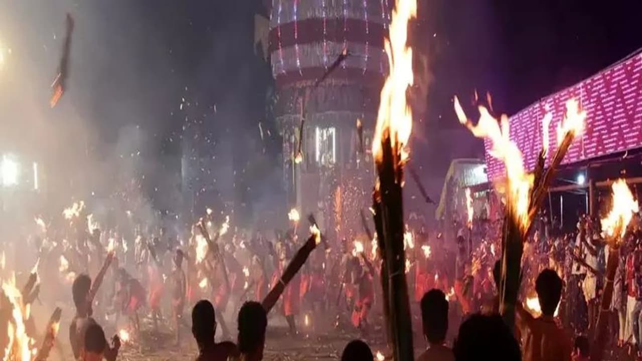 Thoothedhara Festival: భక్తులు ఒకరిపై ఒకరు నిప్పులు జల్లుకునే జాతర ఇది.. వైరల్ మీడియో ! Thoothedhara Festival: భక్తులు ఒకరిపై ఒకరు నిప్పులు జల్లుకునే జాతర ఇది.. వైరల్ మీడియో !