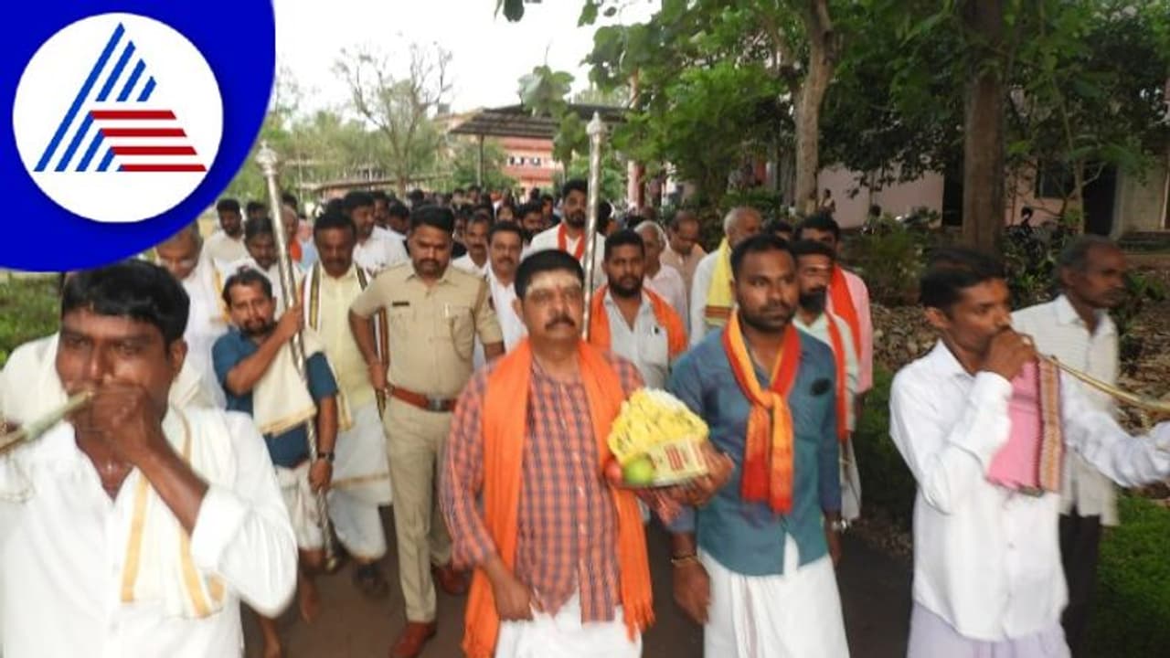 Udupi ಪೊಲೀಸರಿಗೆ ಗೌರವ ಕೊಡದೆ ಇಲ್ಲಿ ಜಾತ್ರೆ ಶುರುವಾಗುವುದೇ ಇಲ್ಲ! Udupi ಪೊಲೀಸರಿಗೆ ಗೌರವ ಕೊಡದೆ ಇಲ್ಲಿ ಜಾತ್ರೆ ಶುರುವಾಗುವುದೇ ಇಲ್ಲ!