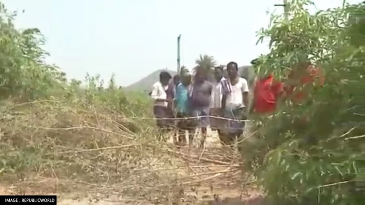 AP News:వారం రోజులుగా ఊరంతా లాక్డౌన్.. గ్రామంలోకి రాకుండా ముళ్ల కంచే.. ఏం జరిగిందంటే..? AP News:వారం రోజులుగా ఊరంతా లాక్డౌన్.. గ్రామంలోకి రాకుండా ముళ్ల కంచే.. ఏం జరిగిందంటే..?