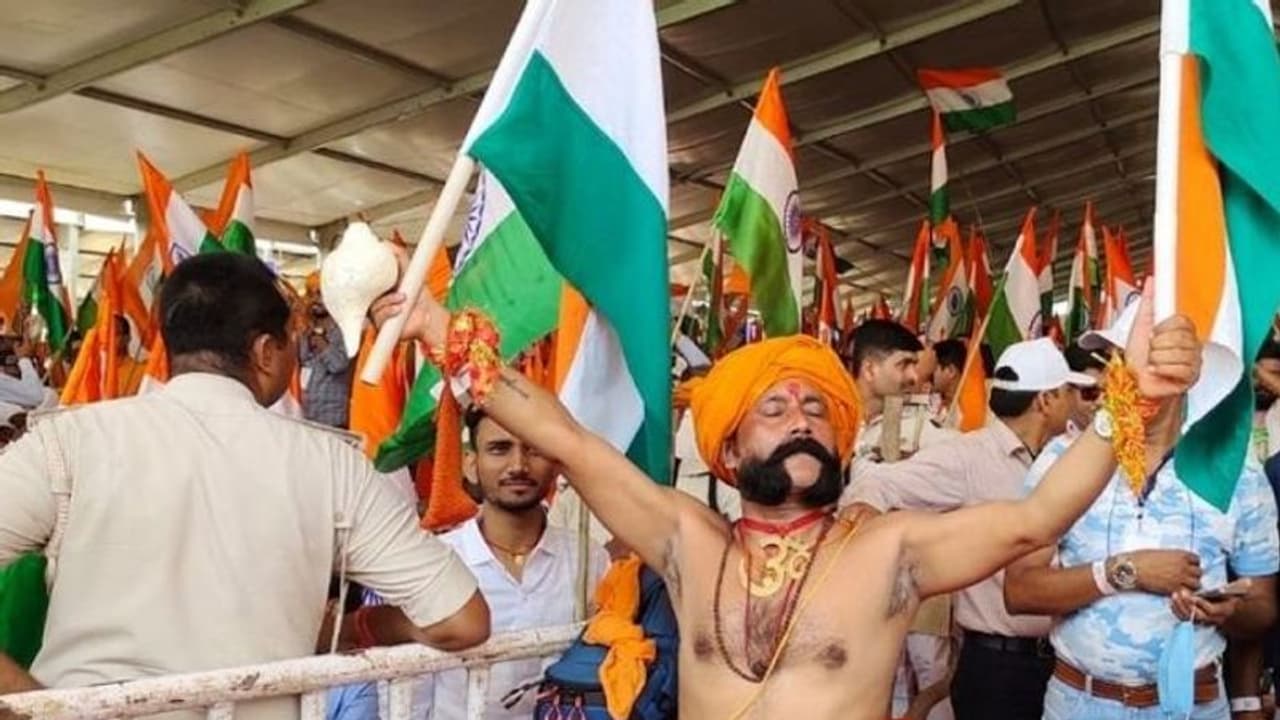 बिहार में अमित शाह के सामने बिहारियों ने तोड़ा पाकिस्तान का रिकॉर्ड, 5 किमी तक हर हाथ में दिखा तिरंगा बिहार में अमित शाह के सामने बिहारियों ने तोड़ा पाकिस्तान का रिकॉर्ड, 5 किमी तक हर हाथ में दिखा तिरंगा