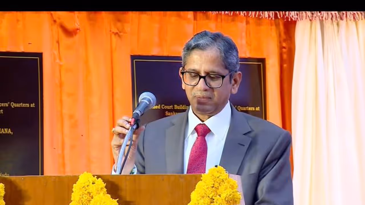 தமிழ்நாட்டிற்காக கடுமையாக உழைக்கிறார் முதல்வர்.. தலைமை நீதிபதி புகழாரம்.. தமிழ்நாட்டிற்காக கடுமையாக உழைக்கிறார் முதல்வர்.. தலைமை நீதிபதி புகழாரம்..