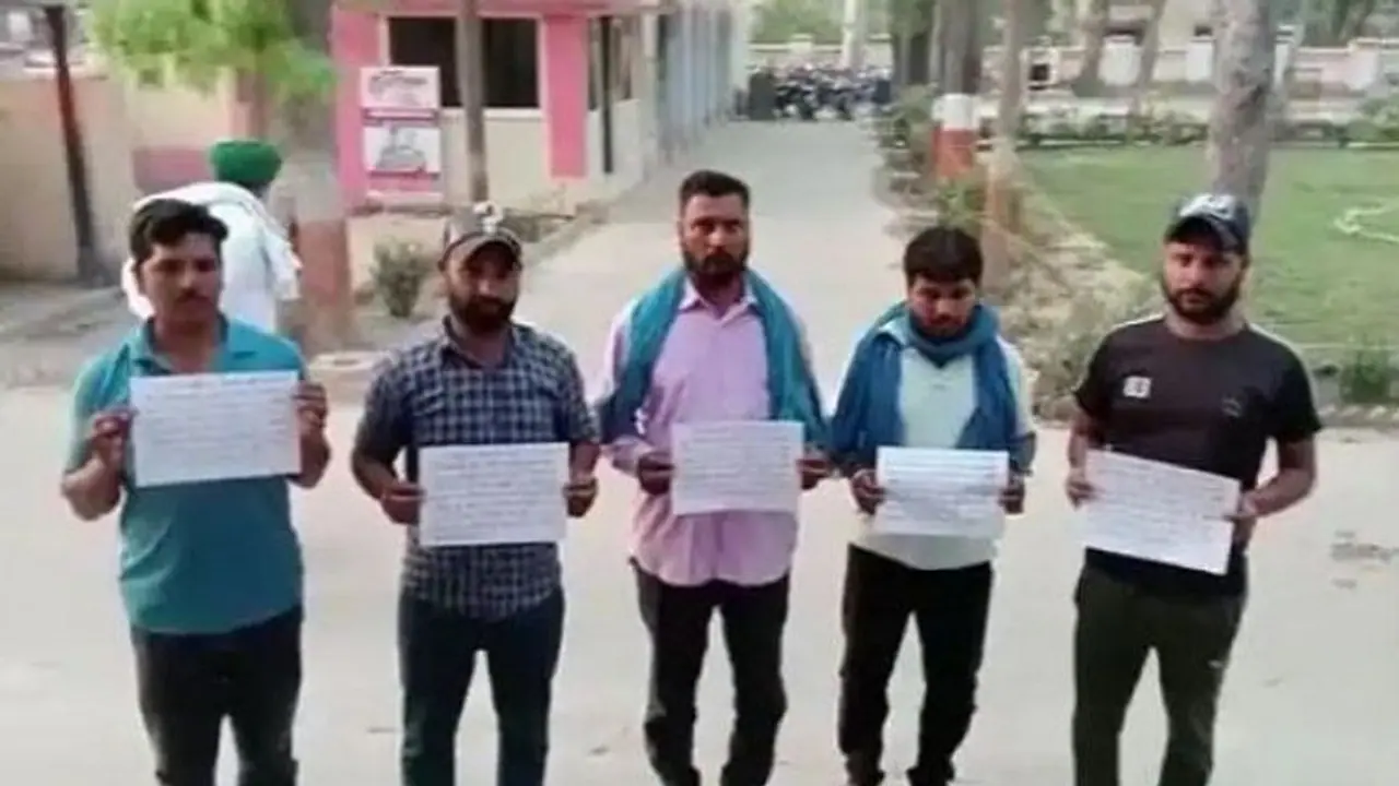 हाथों में पोस्टर लेकर आत्मसमर्पण करने थाने पहुंचे शराब माफिया, सीएम योगी को लेकर लिखी बड़ी बात हाथों में पोस्टर लेकर आत्मसमर्पण करने थाने पहुंचे शराब माफिया, सीएम योगी को लेकर लिखी बड़ी बात