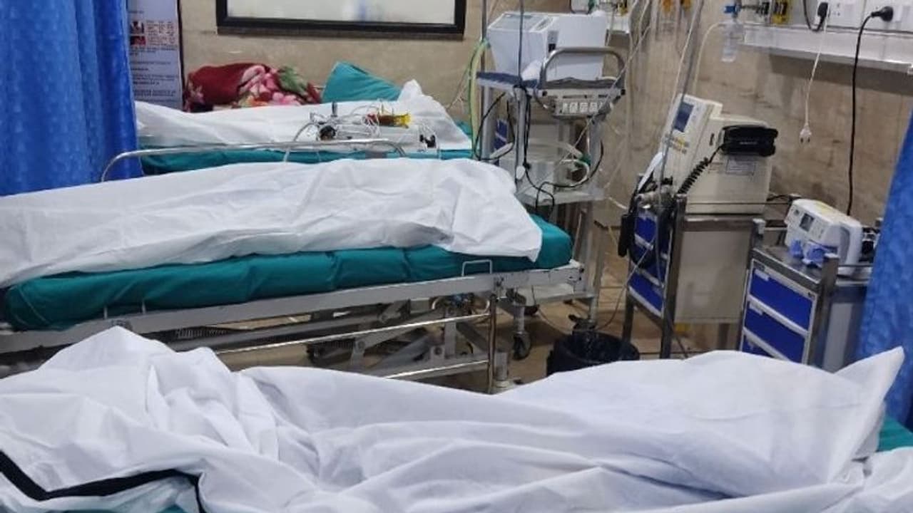 बिहार का शॉकिंग क्राइम: पत्नी ने फूल से 2 बच्चों के साथ चुनी दर्दनाक मौत, वजह थे पति के वो 5 रुपए बिहार का शॉकिंग क्राइम: पत्नी ने फूल से 2 बच्चों के साथ चुनी दर्दनाक मौत, वजह थे पति के वो 5 रुपए