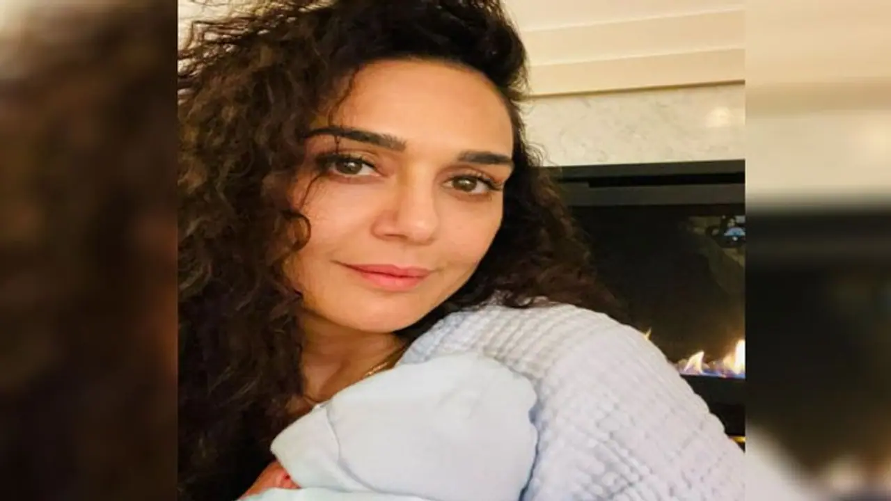 কসমেটিক সার্জারির নাম শুনলে প্রীতি জিন্টার কথা মনে আসে বলে জানিয়েছিলেন তুষার কাপুর কসমেটিক সার্জারির নাম শুনলে প্রীতি জিন্টার কথা মনে আসে বলে জানিয়েছিলেন তুষার কাপুর