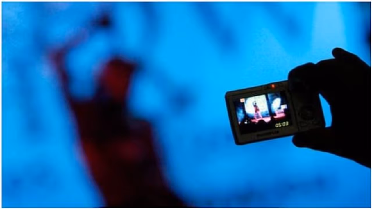 ಪೋರ್ನ್ ಕೋರ್ಸ್ ಆರಂಭಿಸಿದ ಕಾಲೇಜು, ವಿವಾದದ ಬಳಿಕ ನೀಲಿಚಿತ್ರದ ಕೋರ್ಸ್ ಗೆ ಗೇಟ್ ಪಾಸ್!