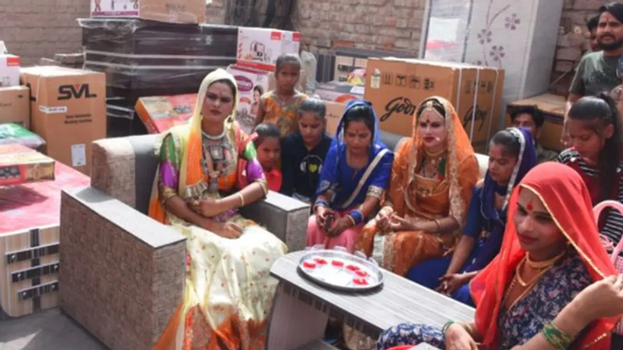 मरने के बाद भी एक किन्नर ने निभाया सात बेटियों से किया वादा, लड़के के जन्म पर बधाई गाने पहुंची थी रजनी 