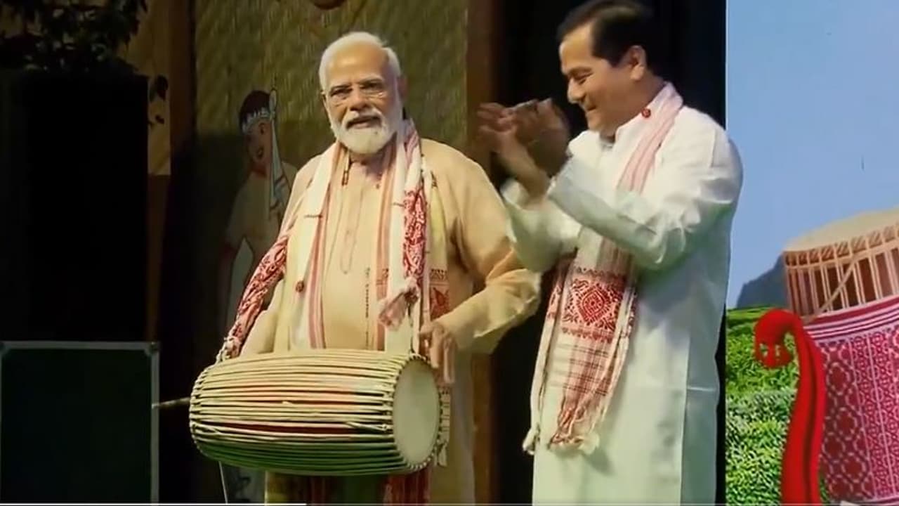 Rongali Bihu ಸಂಗೀತ ವಾದ್ಯ ನುಡಿಸುವ ಮೂಲಕ ಅಸ್ಸಾಂ ರೊಂಗಾಲಿ ಬಿಹು ಆಚರಿಸಿದ ಮೋದಿ!