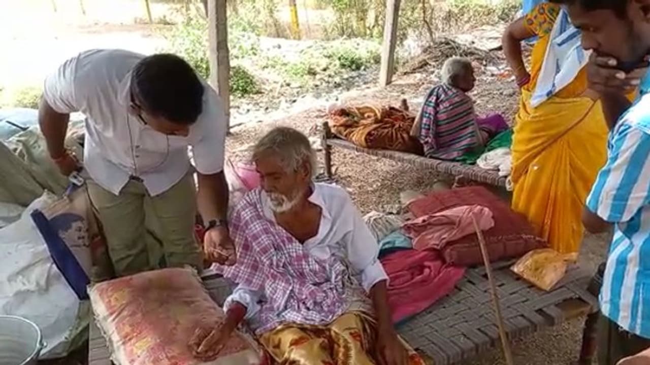 దారుణం : తల్లిదండ్రులను గుడి దగ్గర వదిలి వెళ్లిపోయిన కొడుకు.. అక్కున చేర్చుకున్న స్థానికులు దారుణం : తల్లిదండ్రులను గుడి దగ్గర వదిలి వెళ్లిపోయిన కొడుకు.. అక్కున చేర్చుకున్న స్థానికులు