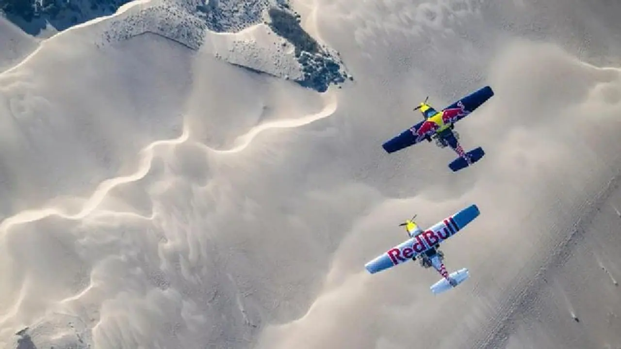 ಹಾರುವಾಗಲೇ 2 ಪೈಲಟ್‌ಗಳು ಒಂದರಿಂದ ಇನ್ನೊಂದಕ್ಕೆ ಜಂಪ್‌