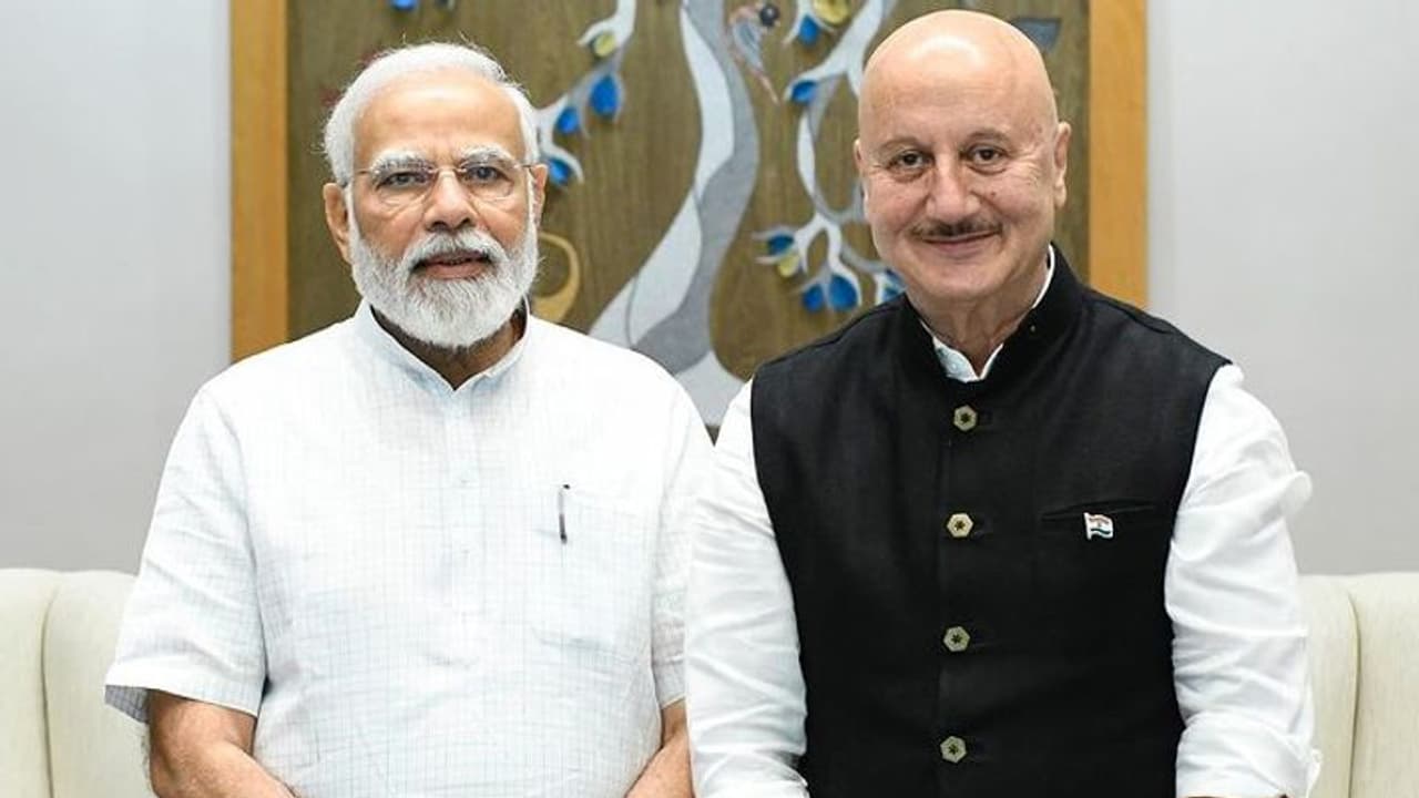 प्रधानमंत्री से मिले अनुपम खेर, गिफ्ट किया मां का दिया एक खास तोहफा, मोदी के नाम लिखा स्पेशल नोट