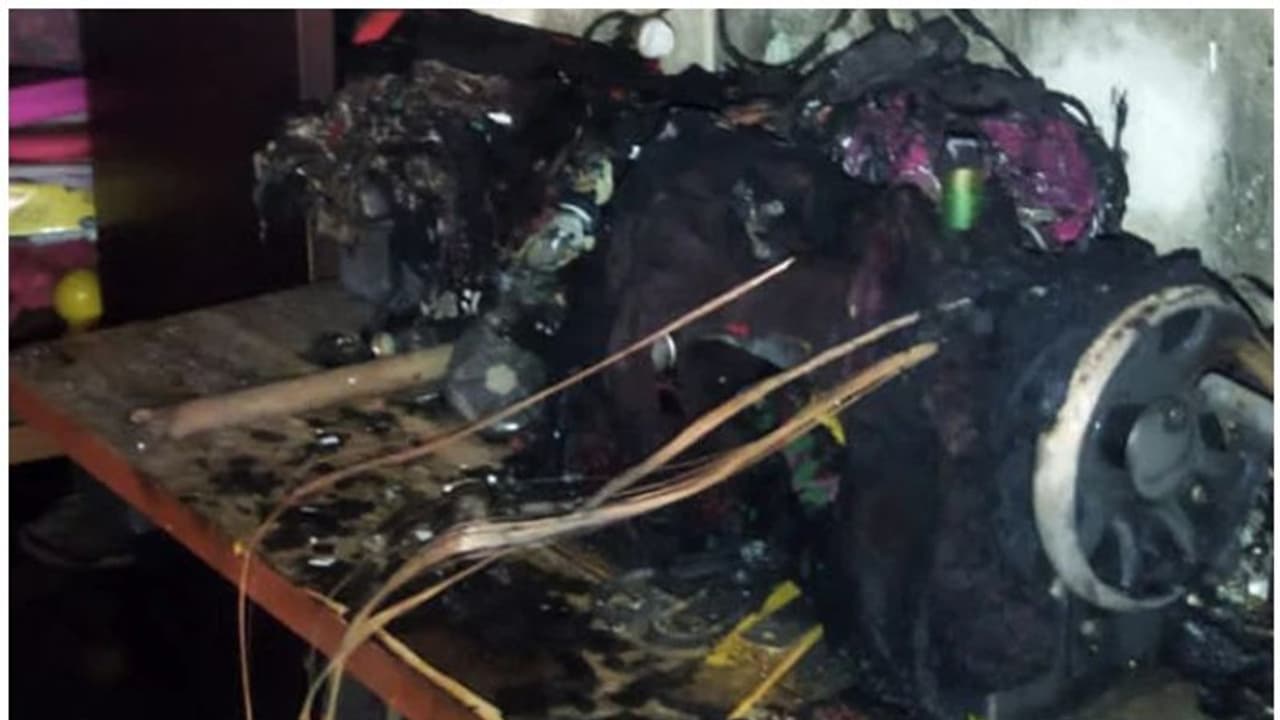 മുറിയിൽ ചാർജ് ചെയ്യാനിട്ട ഇലക്ട്രിക് ബൈക്കിന്റെ ബാറ്ററി പൊട്ടിത്തെറിച്ച് 40കാരൻ മരിച്ചു, ഭാര്യ ഗുരുതരാവസ്ഥയിൽ മുറിയിൽ ചാർജ് ചെയ്യാനിട്ട ഇലക്ട്രിക് ബൈക്കിന്റെ ബാറ്ററി പൊട്ടിത്തെറിച്ച് 40കാരൻ മരിച്ചു, ഭാര്യ ഗുരുതരാവസ്ഥയിൽ