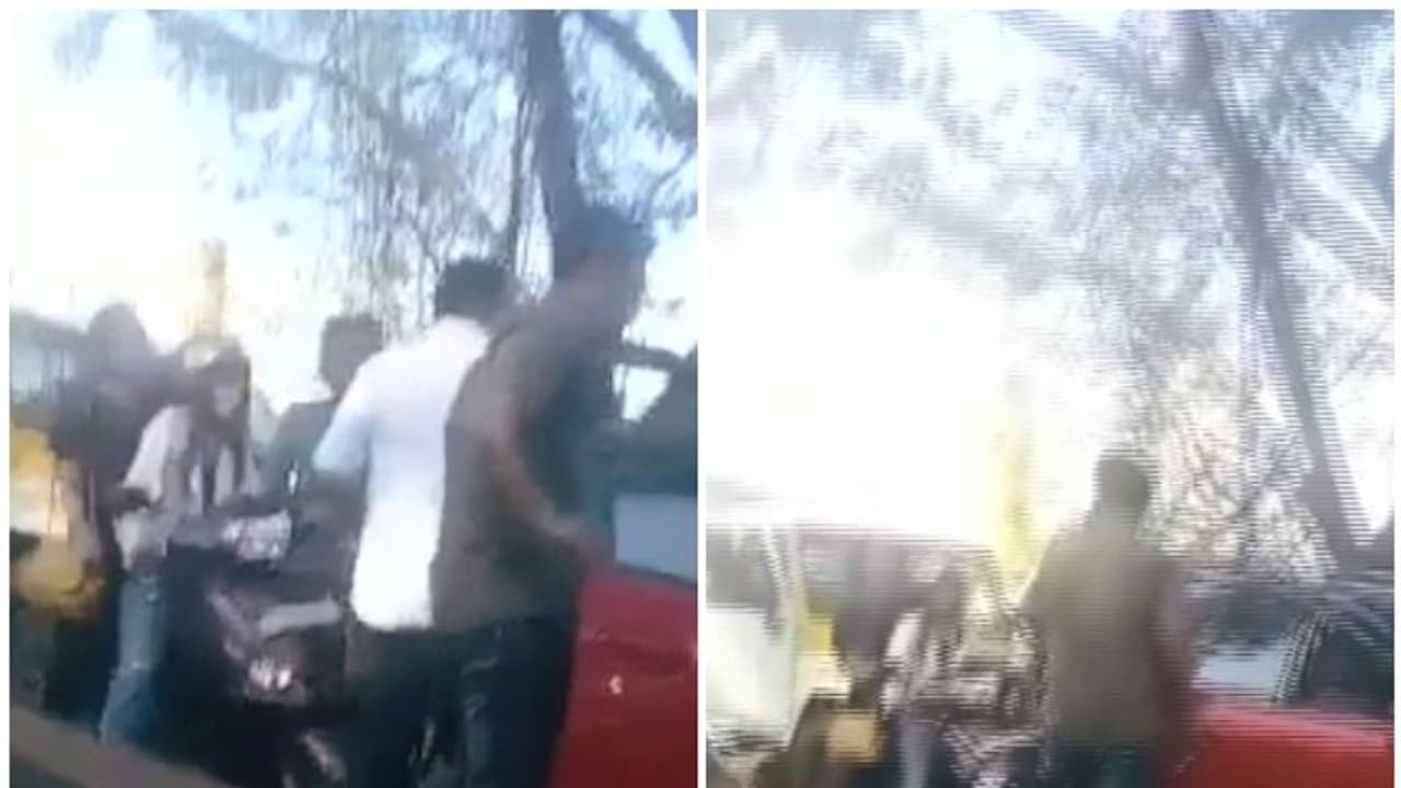 അപകടകരമായ ഡ്രൈവിംഗ് ചോദ്യം ചെയ്ത പെൺകുട്ടികളെ നടുറോഡിൽ മർദ്ദിച്ച് യുവാവ്, വീഡിയോ അപകടകരമായ ഡ്രൈവിംഗ് ചോദ്യം ചെയ്ത പെൺകുട്ടികളെ നടുറോഡിൽ മർദ്ദിച്ച് യുവാവ്, വീഡിയോ