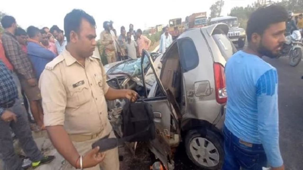 लखनऊ प्रयागराज हाईवे पर भीषण हादसा, डिवाइडर से टकराने के बाद कार के उड़े परखच्चे, मौके पर पति पत्नी की हुई मौत