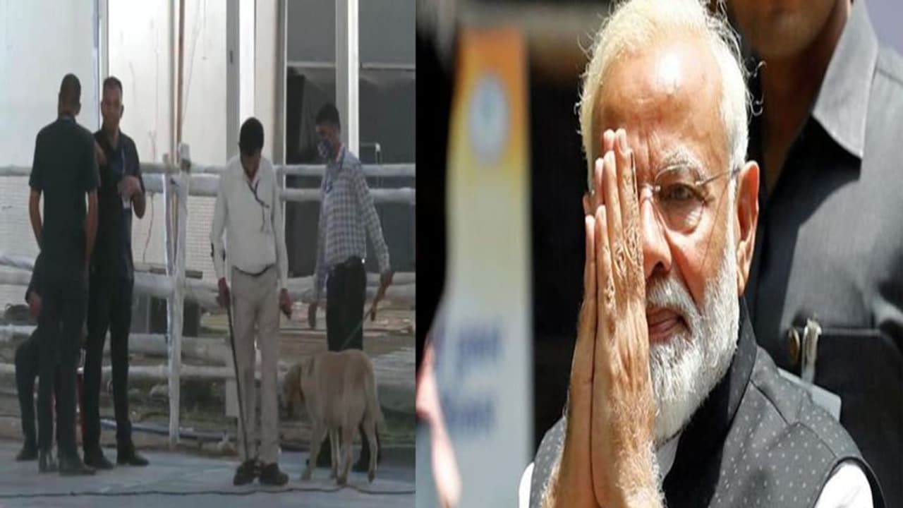 जम्मू कश्मीर में जहां कुछ ही देर बाद होने वाली है पीएम मोदी की रैली, वहां से 12 किमी दूर खेत में मिला विस्फोटक जम्मू कश्मीर में जहां कुछ ही देर बाद होने वाली है पीएम मोदी की रैली, वहां से 12 किमी दूर खेत में मिला विस्फोटक