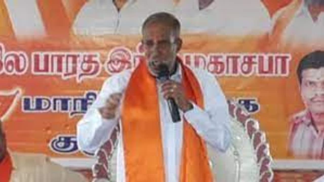 இந்து முஸ்லிம் வெறுப்பு பேச்சு.. வீட்டிற்கே சென்று அலேக்கா தூக்கிய போலீஸ்.. இந்து மகா சபா தலைவர் அதிரடி கைது