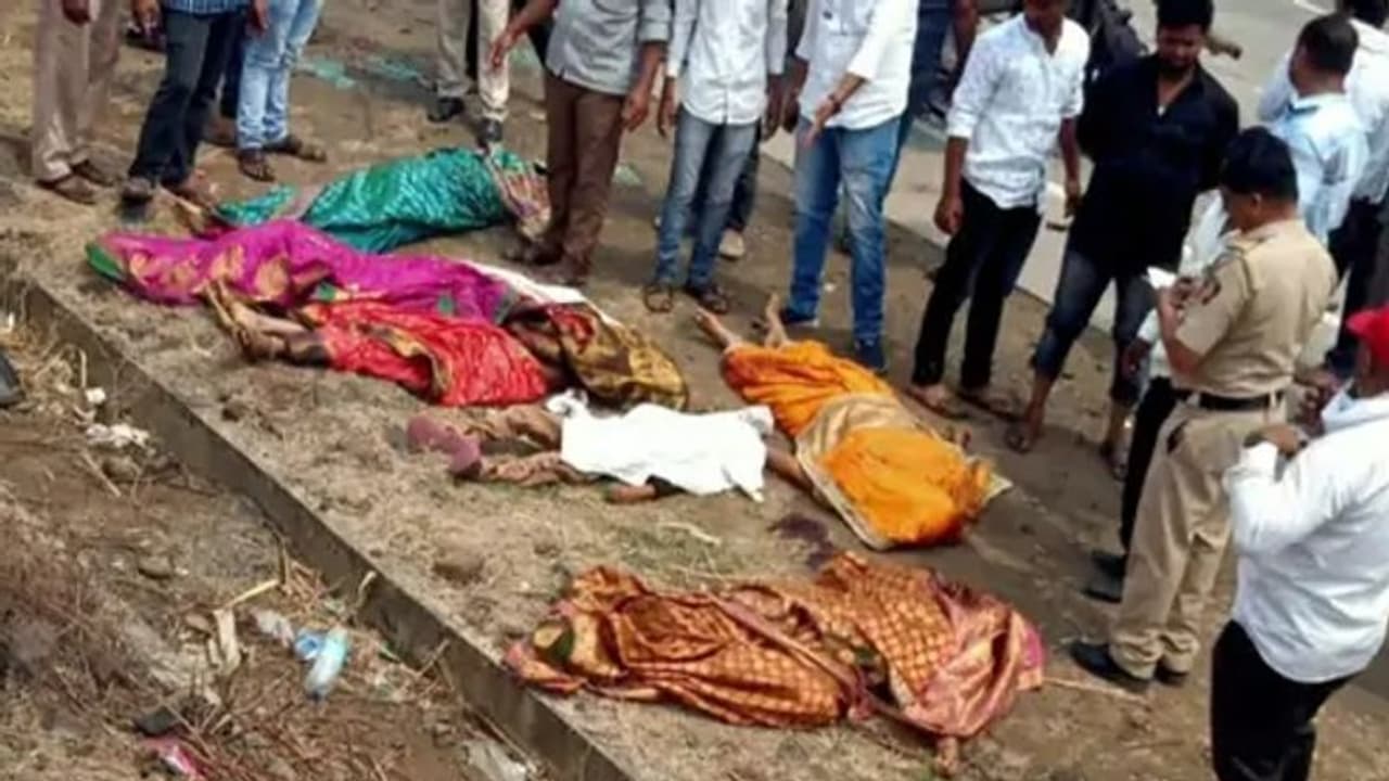 महाराष्ट्र के बीड भयानक एक्सीडेंट: सज धजकर निकला परिवार, लेकिन रास्ते में ही 8 लोगों की मौत, यूं बिछ गईं लाशें महाराष्ट्र के बीड भयानक एक्सीडेंट: सज धजकर निकला परिवार, लेकिन रास्ते में ही 8 लोगों की मौत, यूं बिछ गईं लाशें