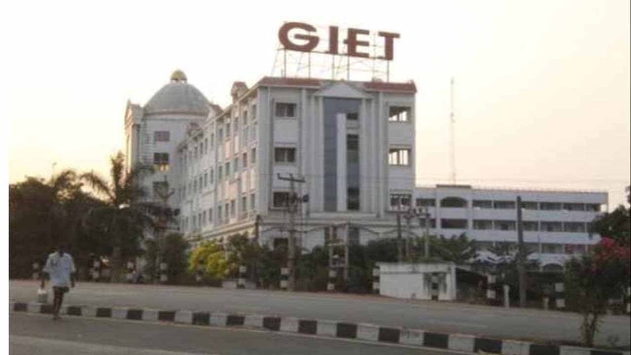 తూ.గో గైట్ కాలేజీ వద్ద ఉద్రిక్తత: సెక్యూరిటీ సిబ్బందిపై కర్రలతో విద్యార్ధుల దాడి తూ.గో గైట్ కాలేజీ వద్ద ఉద్రిక్తత: సెక్యూరిటీ సిబ్బందిపై కర్రలతో విద్యార్ధుల దాడి