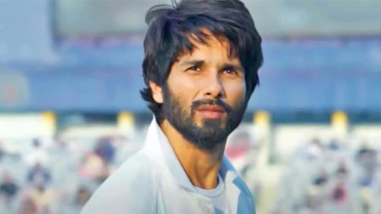 दूसरे दिन सिर्फ इतने कमा पाई शाहिद कपूर की जर्सी, दो दिन में 10 करोड़ भी नहीं पहुंची कमाई दूसरे दिन सिर्फ इतने कमा पाई शाहिद कपूर की जर्सी, दो दिन में 10 करोड़ भी नहीं पहुंची कमाई