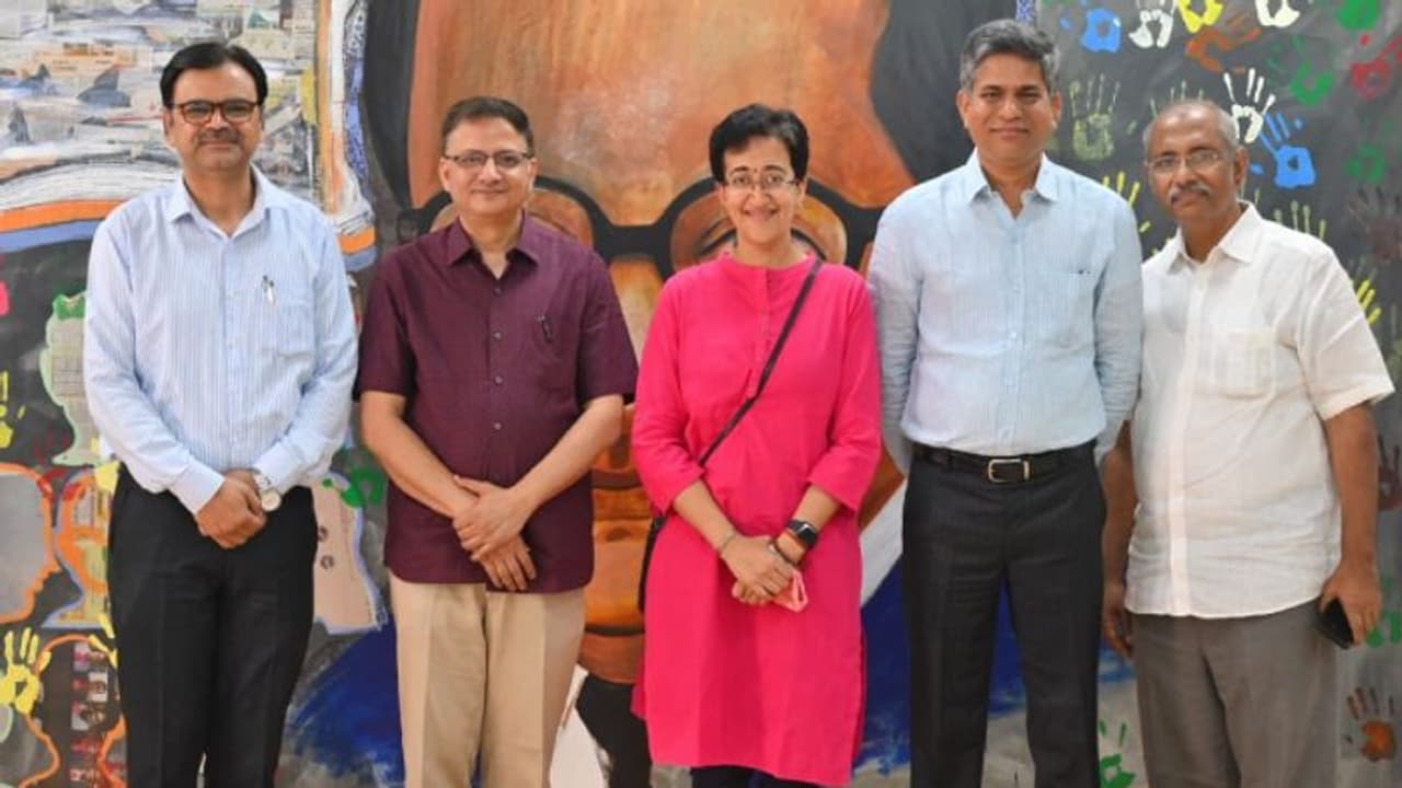 కేరళ వర్సెస్ ఢిల్లీ: మేము ఎవరినీ పంపలేదు.. అతిషి పోస్టును ఖండించిన శివన్ కుట్టి కేరళ వర్సెస్ ఢిల్లీ: మేము ఎవరినీ పంపలేదు.. అతిషి పోస్టును ఖండించిన శివన్ కుట్టి