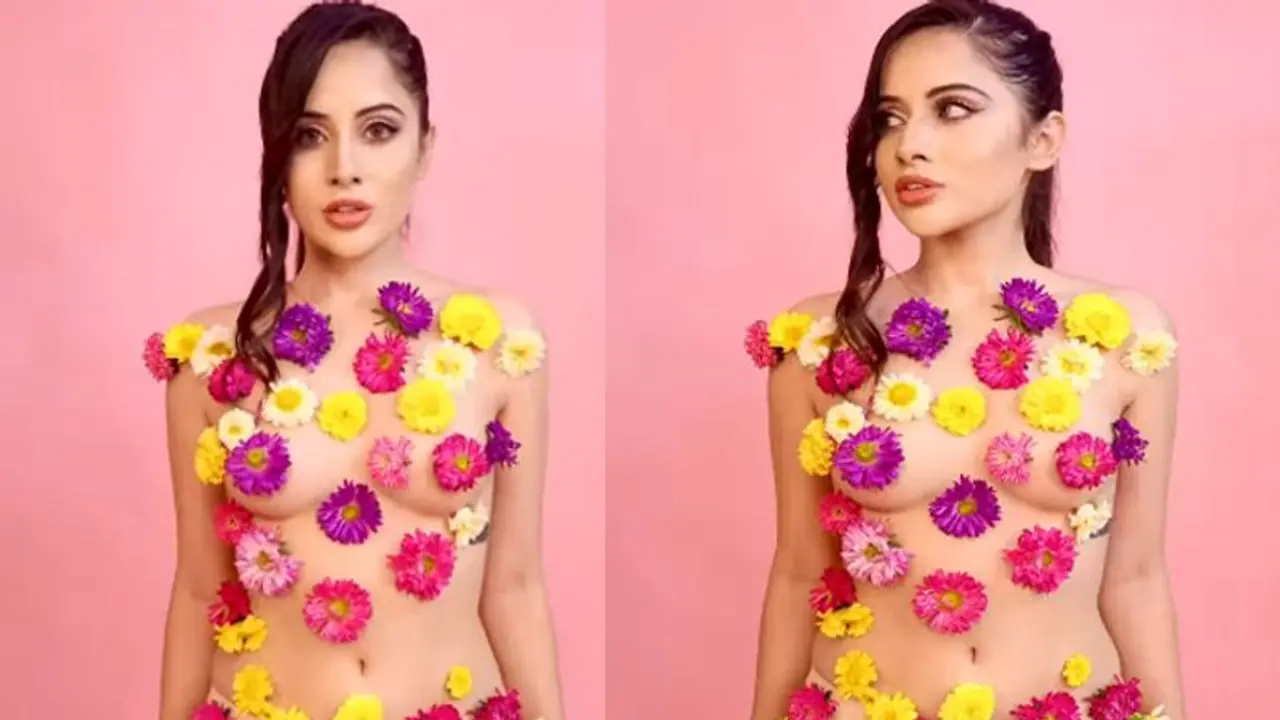 ब्रा और टॉप उतार बॉडी पर फूल चिपकाए दिखीं Urfi Javed, लोग बोले फ्लॉवर गिरे तो मामला बिगड़ सकता है 
