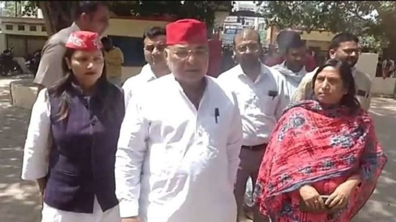 आजम खान से बिना मिले वापस आया सपा का प्रतिनिधिमंडल, रविदास मेहरोत्रा बोले जेल में हो सकती है हत्या आजम खान से बिना मिले वापस आया सपा का प्रतिनिधिमंडल, रविदास मेहरोत्रा बोले जेल में हो सकती है हत्या