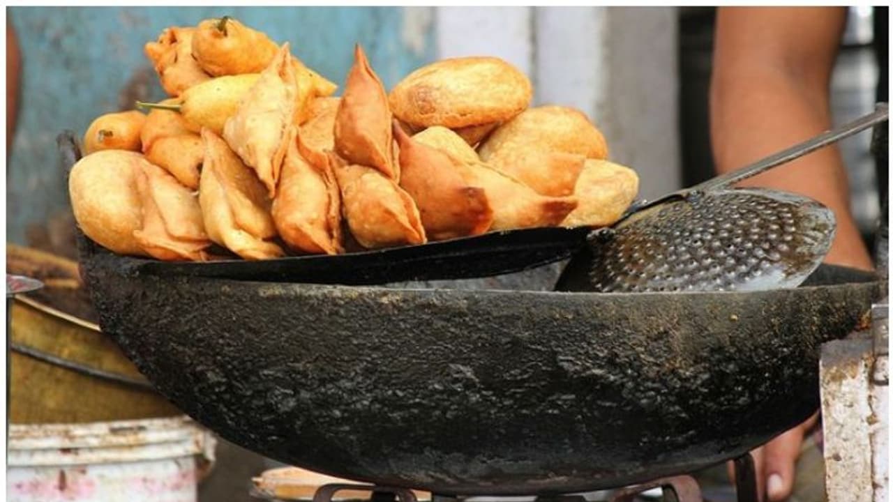 इस रेस्तरां के टॉयलेट में 30 सालों से बन रहा था समोसा स्नैक्स , खाने वालों की लगती थी भीड़