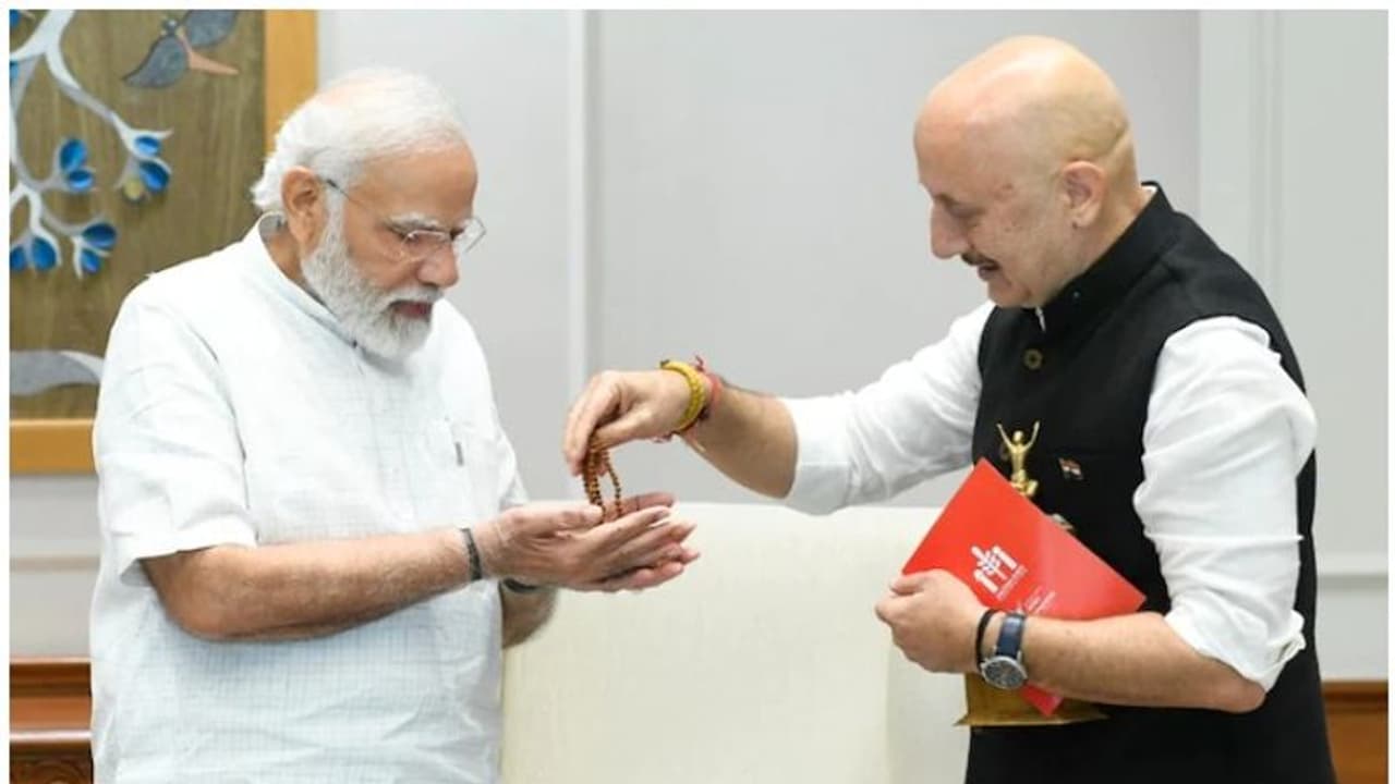 മോദിയെ സന്ദർശിച്ച് അനുപം ഖേർ, അമ്മ നൽകിയ രുദ്രാക്ഷമാല സമർപ്പിച്ചു മോദിയെ സന്ദർശിച്ച് അനുപം ഖേർ, അമ്മ നൽകിയ രുദ്രാക്ഷമാല സമർപ്പിച്ചു