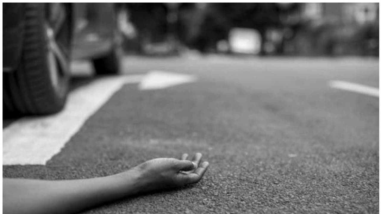 పూణేలో ఘోరం.. రోడ్డు పక్కన నిద్రిస్తున్న వృద్ధుడిపై నుంచి దూసుకెళ్లిన కారు.. పూణేలో ఘోరం.. రోడ్డు పక్కన నిద్రిస్తున్న వృద్ధుడిపై నుంచి దూసుకెళ్లిన కారు..