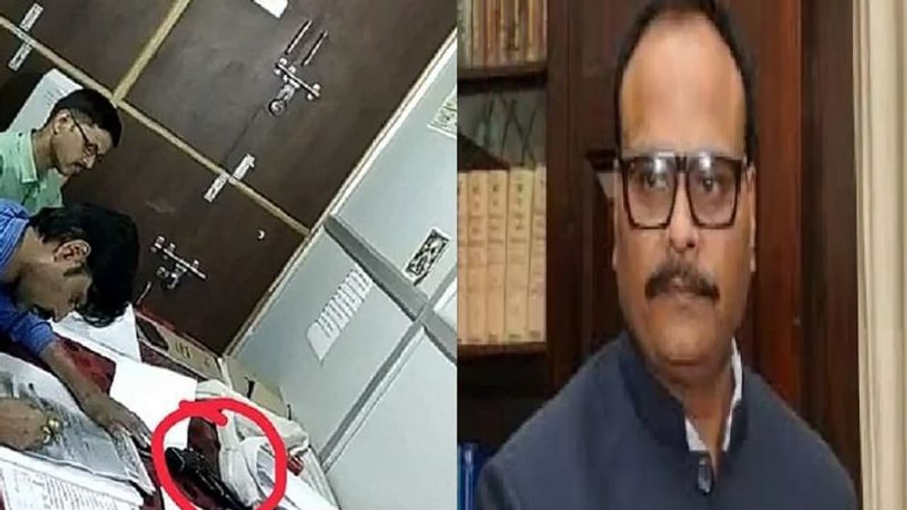 डिप्टी सीएम ब्रजेश पाठक ने सीएचसी डॉक्टर पर लिया एक्शन, मेज पर रखी पिस्टल का वीडियो हुआ था वायरल डिप्टी सीएम ब्रजेश पाठक ने सीएचसी डॉक्टर पर लिया एक्शन, मेज पर रखी पिस्टल का वीडियो हुआ था वायरल