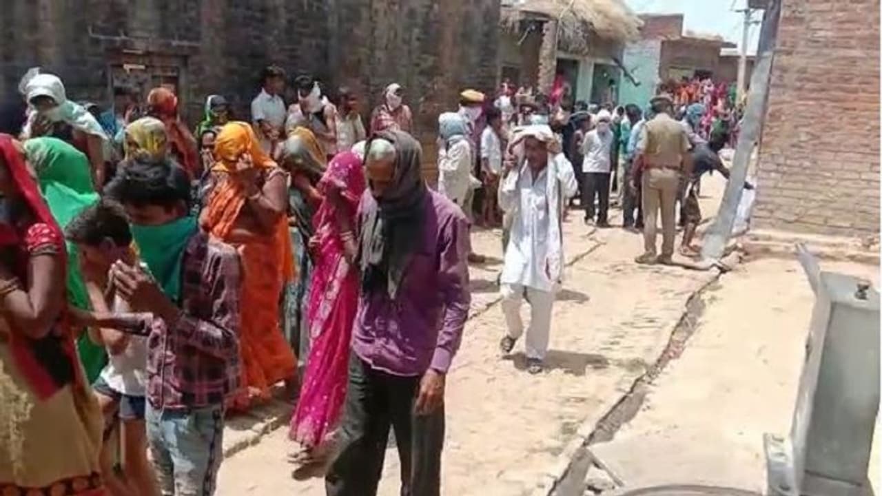 कानपुर: प्रेमी के साथ मिलकर पति की हत्या, दुर्गंध आने के बाद पॉलिथीन में लपेटा शव पुलिस ने निकाला बाहर कानपुर: प्रेमी के साथ मिलकर पति की हत्या, दुर्गंध आने के बाद पॉलिथीन में लपेटा शव पुलिस ने निकाला बाहर