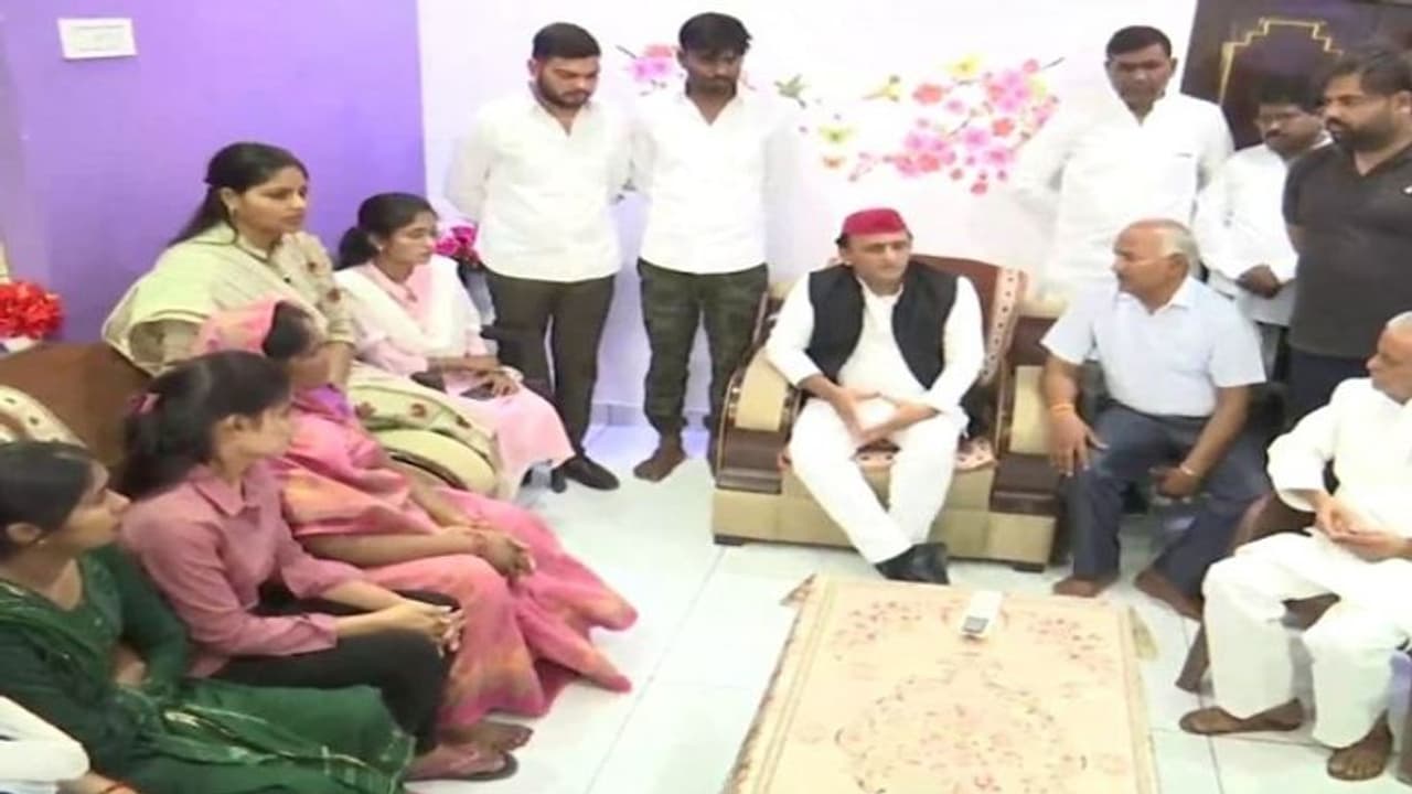 अमेठी में महिला दरोगा की मौत के बाद पीड़ित परिवार से मिले अखिलेश यादव, बोले जातिगत भेदभाव का शिकार हो गई बेटी