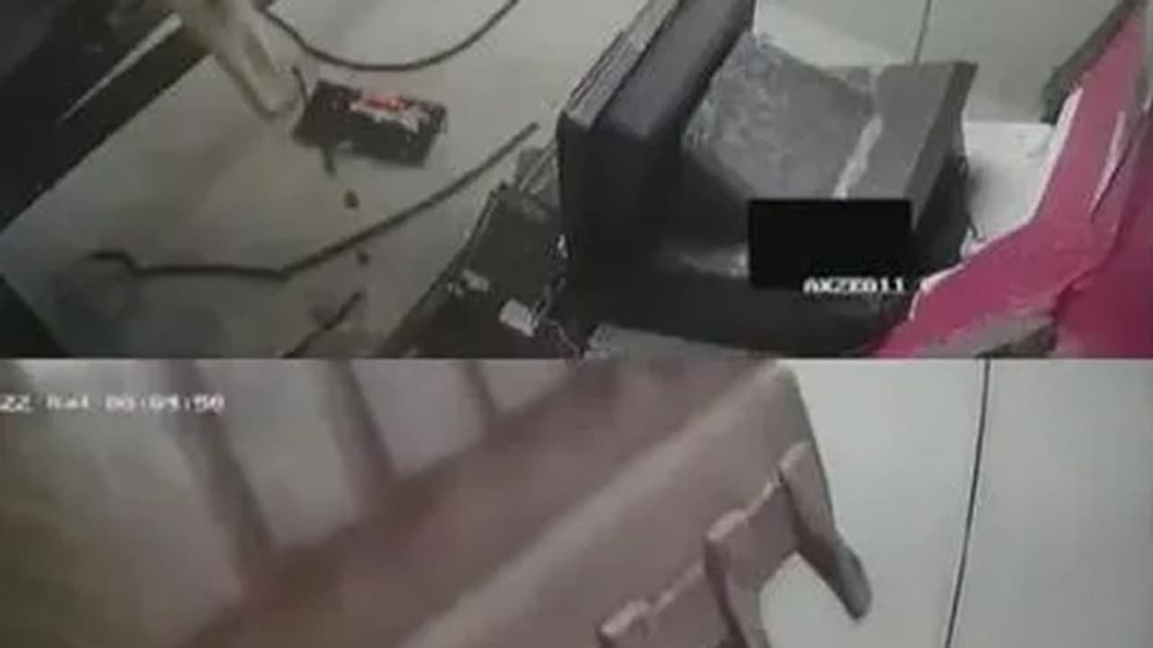 మహారాష్ట్ర : జేసీబీతో ఏటీఎమ్‌ను ఎత్తుకెళ్లిన దొంగలు.. వీడియో వైరల్