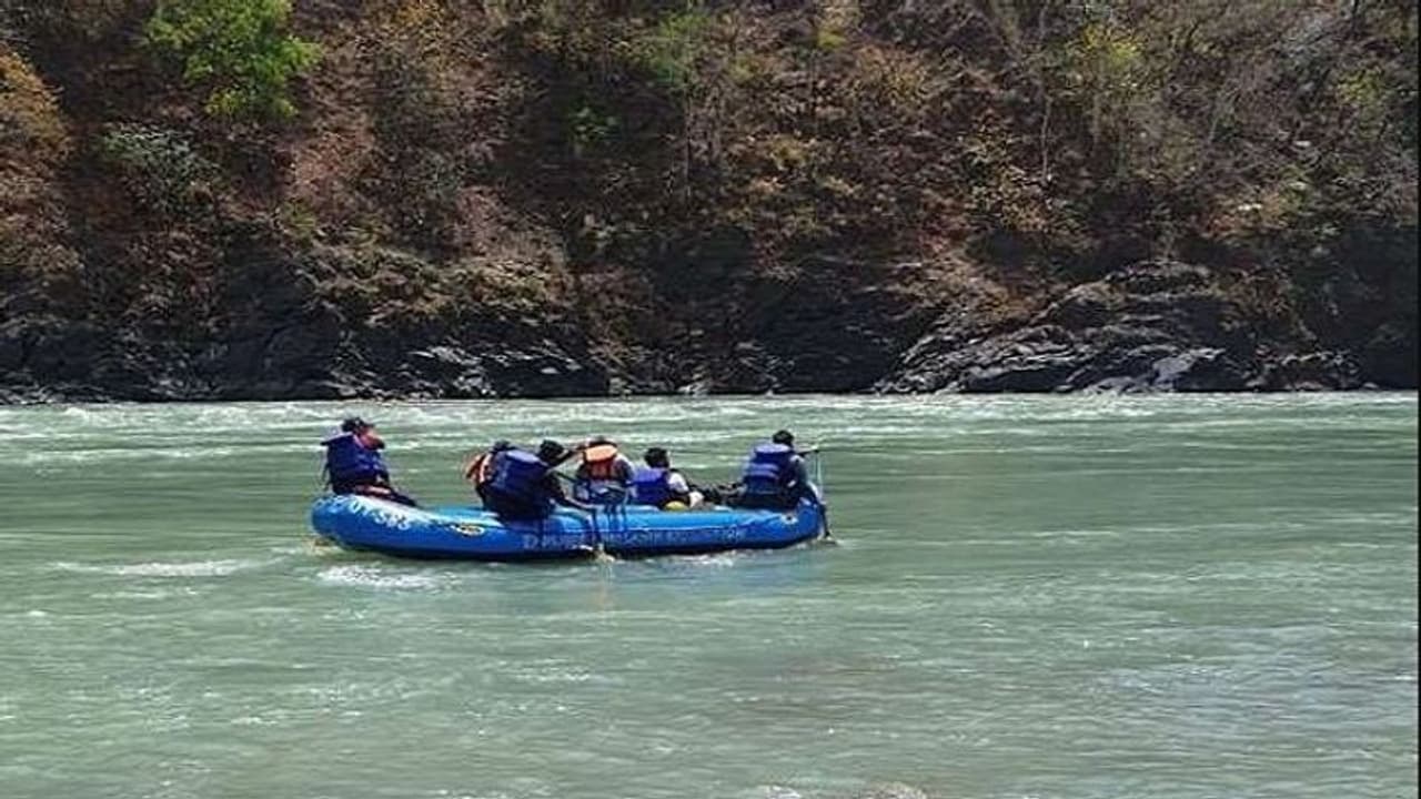 दिल्ली और बिहार से ऋषिकेश घूमने आए युवक डूबे, शव की तलाश जारी दिल्ली और बिहार से ऋषिकेश घूमने आए युवक डूबे, शव की तलाश जारी