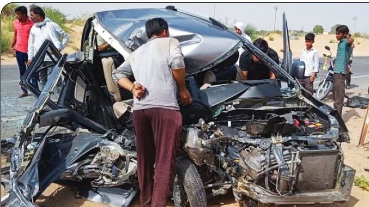 राजस्थान हाइवे पर रोंगटे खड़े कर देने वाला एक्सीडेंट: पलभर में पूरा परिवार खत्म, संडे ऐसे बना मौत का दिन राजस्थान हाइवे पर रोंगटे खड़े कर देने वाला एक्सीडेंट: पलभर में पूरा परिवार खत्म, संडे ऐसे बना मौत का दिन
