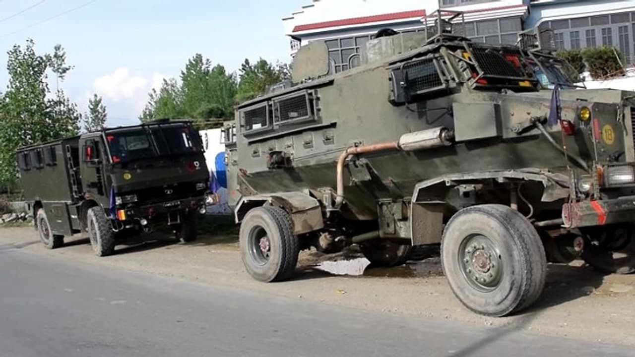 जम्मू कश्मीर के पुलवामा में मुठभेड़, लश्कर के कमांडर समेत तीन आतंकी मारे गए जम्मू कश्मीर के पुलवामा में मुठभेड़, लश्कर के कमांडर समेत तीन आतंकी मारे गए