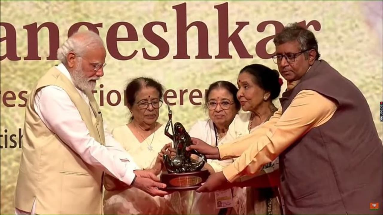 PM Modi in Mumbai ಲತಾ ದೀದಿ ನನ್ನ ಅಕ್ಕ, ದೀನನಾಥ್ ಮಂಗೇಶ್ಕರ್ ಪ್ರಶಸ್ತಿ ಸ್ವೀಕರಿಸಿ ಭಾವುಕರಾದ ಮೋದಿ! PM Modi in Mumbai ಲತಾ ದೀದಿ ನನ್ನ ಅಕ್ಕ, ದೀನನಾಥ್ ಮಂಗೇಶ್ಕರ್ ಪ್ರಶಸ್ತಿ ಸ್ವೀಕರಿಸಿ ಭಾವುಕರಾದ ಮೋದಿ!