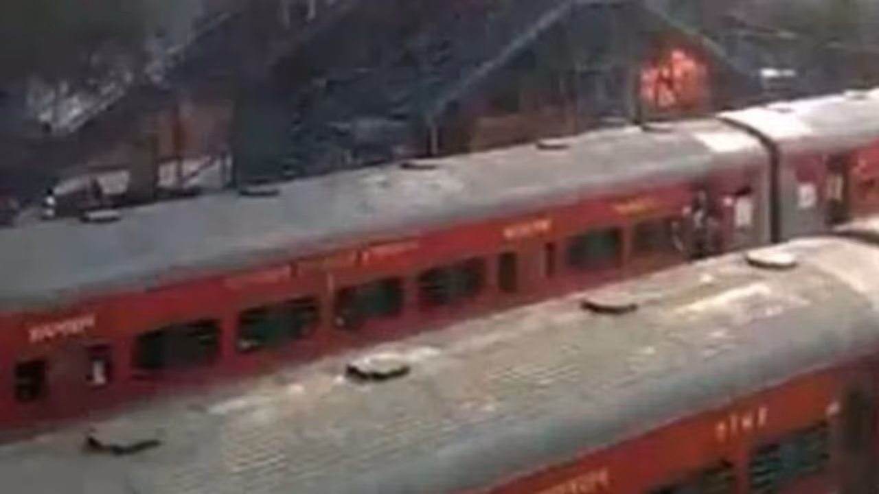 Delhi Rail Godown: రైల్వే గోడౌన్లో ఘోర అగ్ని ప్రమాదం.. భారీ నష్టం ! Delhi Rail Godown: రైల్వే గోడౌన్లో ఘోర అగ్ని ప్రమాదం.. భారీ నష్టం !