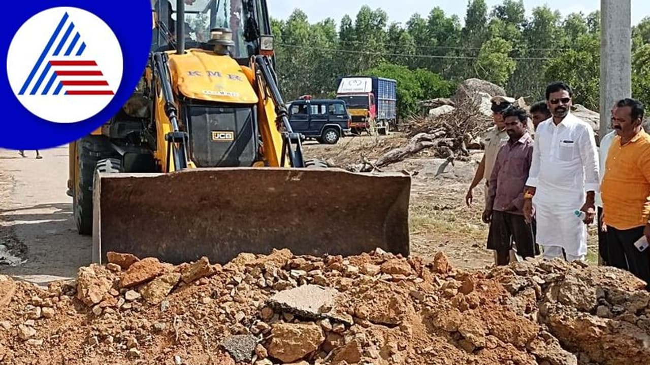 4 ದಶಕ ಕಳೆದರೂ ಸಿಗದ ಪರಿಹಾರ, ರಸ್ತೆಯನ್ನೇ ಅಗೆದು ರೈತ ಪ್ರತಿಭಟನೆ!