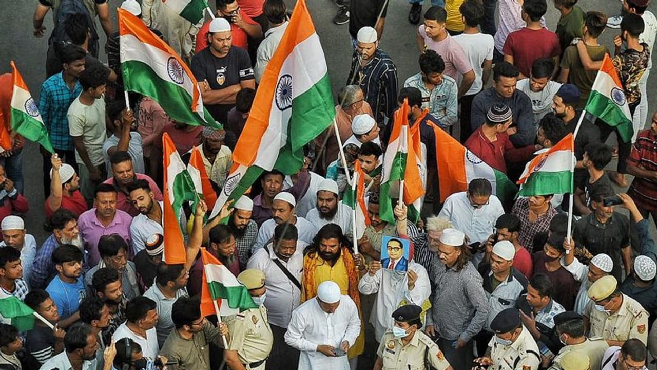 Jahangirpuri : ജഹാംഗീർപുരിയിൽ ദേശീയപതാകയേന്തി സമാധാന യാത്ര; പൂക്കള് വര്ഷിച്ച് സ്വീകരിച്ച് ജനം Jahangirpuri : ജഹാംഗീർപുരിയിൽ ദേശീയപതാകയേന്തി സമാധാന യാത്ര; പൂക്കള് വര്ഷിച്ച് സ്വീകരിച്ച് ജനം